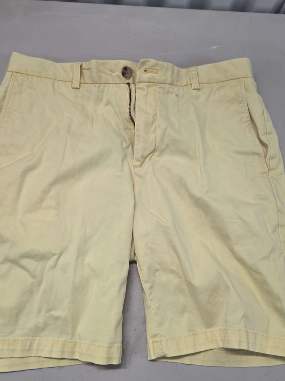 Vineyard Vines Yellow Shorts Men's Size 33
